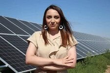 شابة تركية في مدينة قونية تقوم باستثمار أرض والديها الغير صالحة للزراعة وتقوم بإنشاء محطة للطاقة الشمسية النظيفة وتغذية 4 قرى في ريف قونية