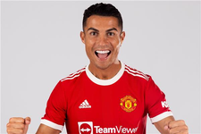 ملكة بريطانيا تطلب قميصًا موقعًا من كريستيانو رونالدو