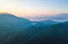 منظر جوي للحديقة الوطنية للغابات الاستوائية في مقاطعة هاينان جنوب الصين ...