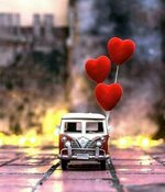 ‏هناك دورٌ لكل شخصٍ تُقابله في محطات الحياه حتى تستمر في الطريق ..