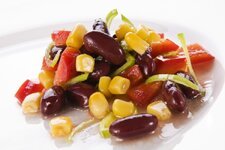 سلطة الفاصوليا الحمراء والذرة والخس