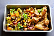 طريقة عمل دجاج مع خضار بالفرن