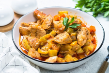 طريقة عمل ايدام الدجاج والكوسا بصلصة الكاري