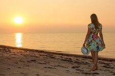 girl-sea-sunset-worth-dress-model-beach-hat-motion.jpg