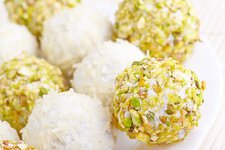 كرات البسكويت مع الفستق