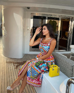 فساتين بنقشات ملونة من وحي النجمات