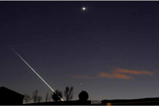 انفجار نيزك يحلق في السماء في وضح النهار