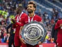 محمد صلاح وزملاءه يصنعون السعادة ويوزعون الهدايا على مشجعي ليفربول