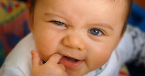 نصائح لتخفيف آلام تسنين الأطفال