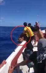 سوري يضطر لإلقاء ابنه في البحر بعد وفاته بسبب العطش أثناء محاولتهم الهجرة إلى أوروبا