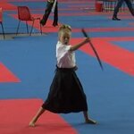 طفلة تشعل مواقع التواصل الاجتماعي بمهارتها في استخدام السيف