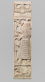 لوح اثاث أشوري منحوت على هيئة نقش بارز لأمرأة في النافذة