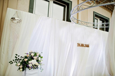 أنسجة وإكسسوارات مستخدمة في ديكورات الأعراس