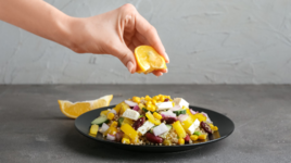 سلطة الكينوا مع جبنة الفيتا اللذيذة