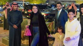 تفاصيل إطلالة جورجينا رودريغيز في حفل تقديم رونالدو