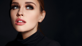 الرموش الاصطناعية.. مميزاتها وسلبياتها