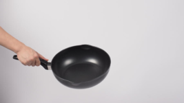 كيفية تنظيف المقلاة غير اللاصقة والحفاظ عليها لوقت أطول؟