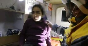 طفلة سورية تبكي الجميع عقب انتشالها من تحت الأنقاض:"أمي وإخواتي جوة بس ميتين"