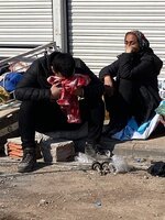 اشاب تركي يضع قميص عروسته على وجهه باكيًا ينتظر إنقاذها من تحت الركام