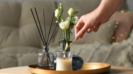 موزعات الروائح مقابل الشموع المعطرة.. أيها أفضل لمنزلك؟