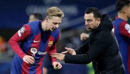 أيقونة ريال مدريد يُوجه نقداً لاذعاً لأداء دي يونج مع برشلونة