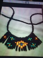 قلادات من الخرز والاحجار الكريمة بالوان زاهية