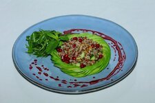 سلطة الكينوا بالأفوكادو والجرجير