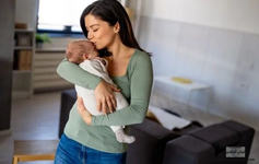 كيف تساعدين مولودك على تنظيم مشاعره؟