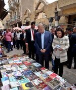 رئيس الجمهورية برهم صالح وعقيلته في شارع المتنبي ..