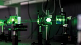 سلاح ليزر أميركي جديد يصيب المتظاهرين بصمم وعمى مؤقتض