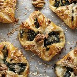 فطائر البف باستري الصغيرة بالسبانخ،