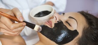 تعرفي على فوائد الفحم والجيلاتين لبشرتك